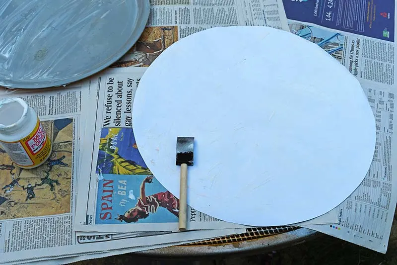 applying mod podge to image