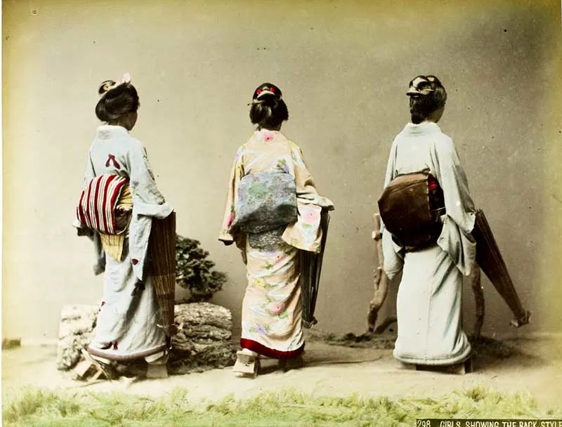 Kusakabe_Kimbei_-_298_Girls_showing_the_back_style